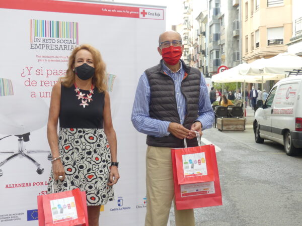 Un centenar de comercios reparten 10.000 bolsas revindicando el talento por encima de la edad, el sexo y el origen