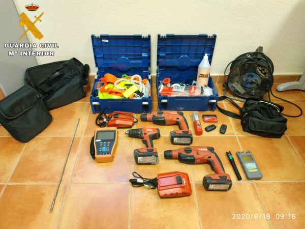 La Guardia Civil ha detenido a dos personas como autores de varios delitos de robo en interior de vehículos