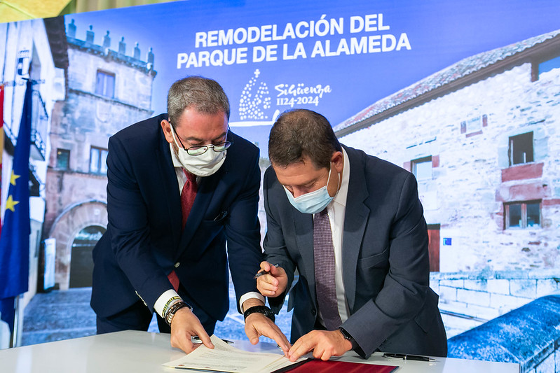 El Gobierno regional firma un protocolo con el Ayuntamiento de Sigüenza para la remodelación del Parque de la Alameda