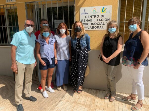 Junta, Diputación provincial y Ayuntamiento de Cuenca entregan material de protección a la Asociación Vivir