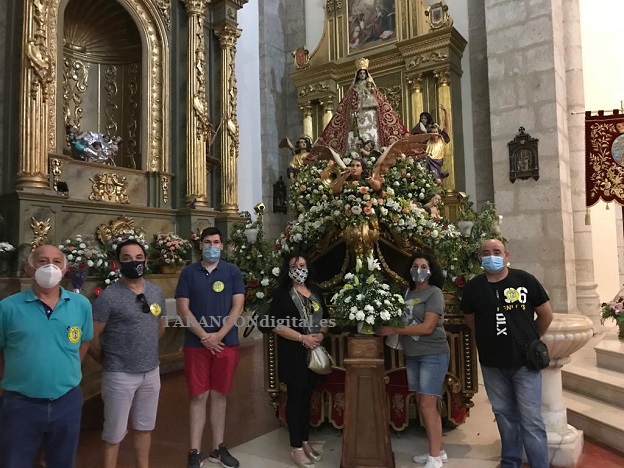 La Peña El Mosto de Tarancón ha colocado hoy un centro de flores a los pies de la imagen de la Virgen de Riánsares