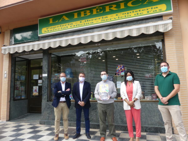 La Asociación de libreros ha premiado a sus clientes con 45 vales de 40 euros en material escolar