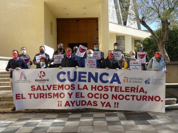 Concentración de los empresarios del sector con el lema «Salvemos la Hostelería» para pedir ayudas y soluciones