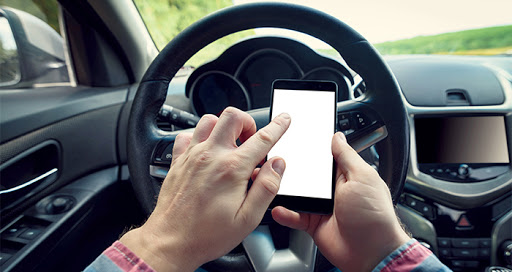 Las distracciones al volante se cobran la vida de más de 300 personas cada año