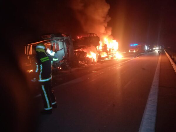 Incendio de un camión transportador de vehículos en la A-3 entre las localidades de Honrubia y El Cañavate