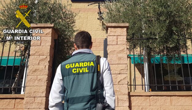 La Guardia Civil ha detenido a cuatro personas por un delito de robo con violencia cometido en Camuñas