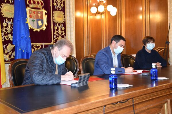 La Diputación y Cáritas renuevan el convenio por valor de 27.000 euros para afrontar la crisis social causada por el Covid