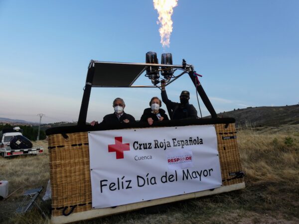 La inclemencia del tiempo no hace posible que Cruz Roja y A Vista de Globo feliciten a los mayores desde el aire