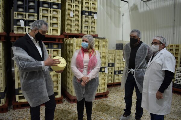 Castilla La Mancha aplaude que el queso manchego bata récord con 17 millones de kilos de producción y señala como ejemplo a Quesos Artesanos Villarejo