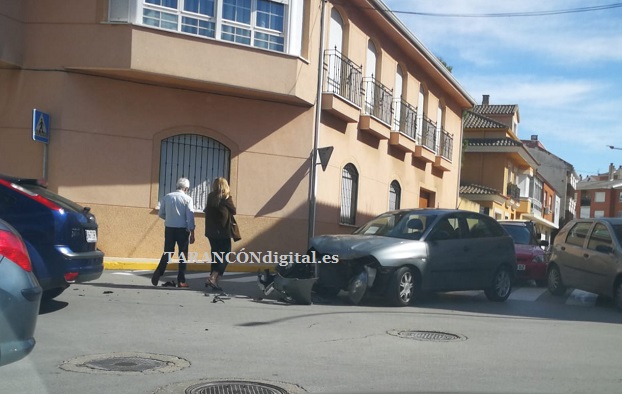 Aparatoso accidente de tráfico en la confluencia de las calles Comuneros de Castilla con Saturnino Ferández en Tarancón