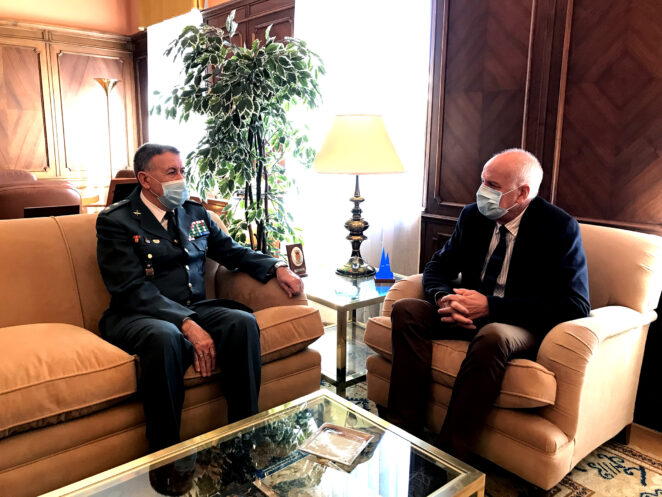 El subdelegado del Gobierno en Cuenca recibe en su despacho al conquense Alejandro Rodrigo por su ascenso a teniente coronel de la Guardia Civil