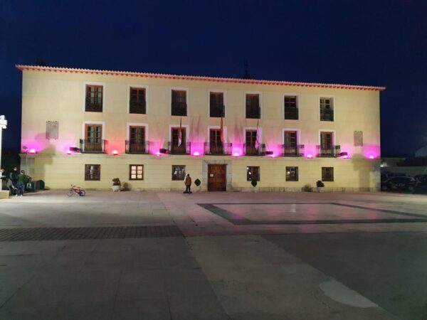 El Ayuntamiento de Tarancón se ilumina de rosa por el Día Mundial contra el Cáncer de Mama.