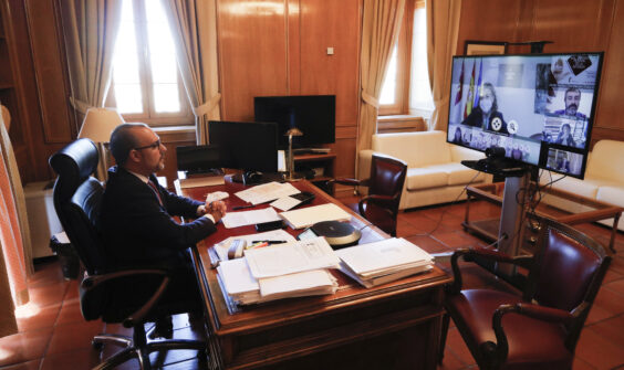El presidente del Parlamento autonómico reclama en el Día Universal de la Infancia la firma del Pacto Estatal