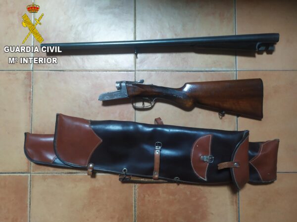La Guardia Civil ha detenido a un hombre por conducción temeraria y tenencia ilícita de armas