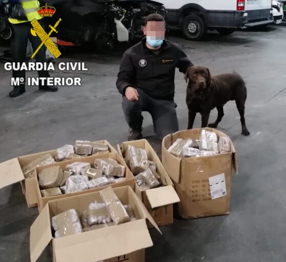 La Guardia Civil ha detenido a un hombre que viajaba con más de 82 kilos de hachís ocultos en un doble fondo