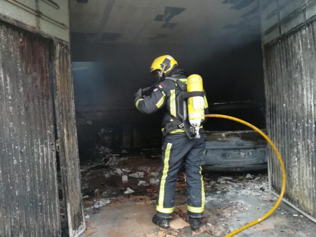 Aparatoso incendio en una vivienda unifamiliar en Quintanar del Rey afortunadamente sin daños personales