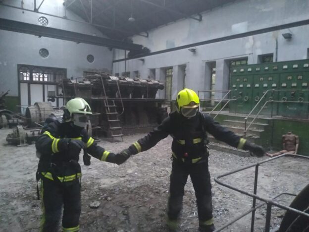 Una veintena de bomberos de la región se forman en orientación, movilidad y rescate de víctimas en condiciones de baja o nula visibilidad