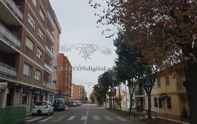 La iluminación navideña ya ha comenzado a colocarse en las principales calles de Tarancón aunque la celebración de este año será totalmente distinta