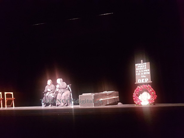 Divertida comedia «Las Plañideras» de Paco Pozo que pone en escena el Grupo La Coracha Teatro en el Auditorio Municipal de Tarancón