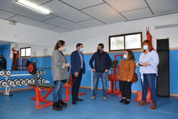 La Diputación ayuda con 10.000 euros al Ayuntamiento de Los Hinojosos para reparar el muro de la iglesia de San Bartolomé