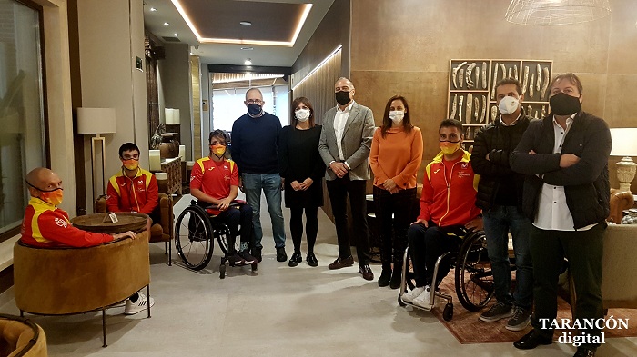 La Selección Española de Ciclismo Adaptado que se concentra estos días en el Hotel Ánsares de Tarancón ha recibido hoy la visita de las Autoridades regionales y locales