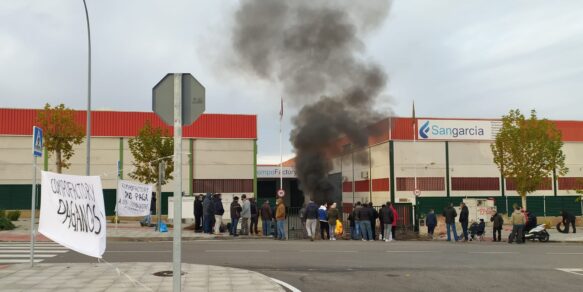 Tercer día de huelga unánime de la plantilla de Compo Factory Toledo para exigir sus salarios