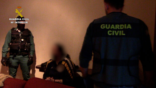 La Guardia Civil ha detenido a dos personas por un delito de tráfico de estupefacientes y abandono de menores