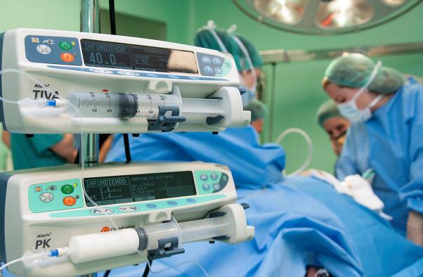 El Hospital de Guadalajara participa en un estudio que relaciona los protocolos de recuperación acelerada con una mayor supervivencia a medio y largo plazo tras una cirugía por cáncer colorrectal