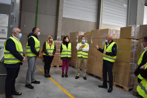 La viceconsejera de empleo Nuria Chust ha visitado la empresa Celp Iberia en Tarancón una de las beneficiarias de ayudas en prevención de riesgos laborales