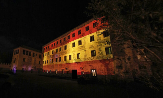 La bandera de España se proyecta durante las noches del puente de la Constitución en la fachada de las Cortes regionales