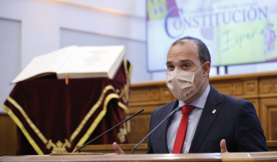 El presidente de las Cortes regionales pide que “no discutamos sobre lo esencial, lo que somos y lo que nos une”