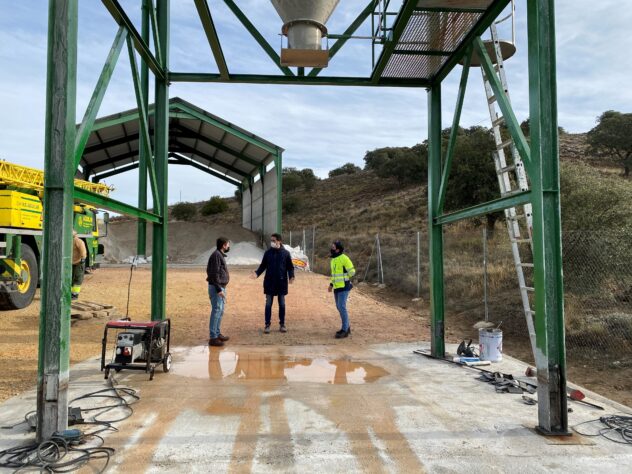 La Junta acomete obras de acondicionamiento y mejora en el silo de sal de la CM-310 “para garantizar una rápida carga de los esparcidores”