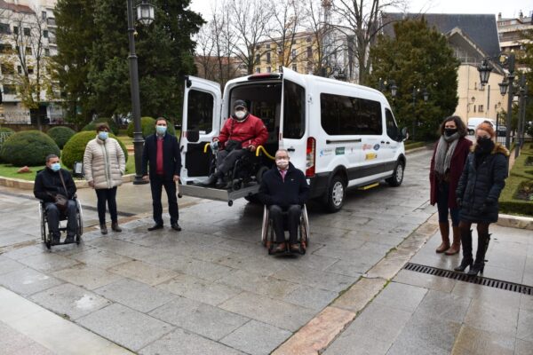La Diputación colabora con 4.000 euros para que ASPAYM pueda mejorar sus servicios con una nueva furgoneta adaptada