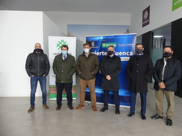 El presidente de Ceoe Cepyme Cuenca da la bienvenida a Invierte en Cuenca al grupo Agróptimum