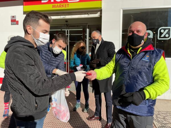 Juventudes Socialistas de Tarancón ha repartido mascarillas en la localidad