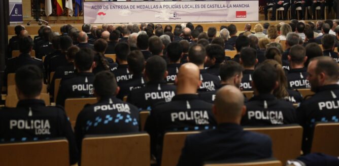 El Gobierno regional entrega 96 condecoraciones de Policía Local a personas destacadas por su trayectoria, una actuación meritoria o la permanencia en el servicio