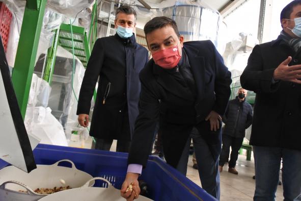 El Gobierno regional arropa a la mayor procesadora de pistacho ecológico propio de toda España, ubicada en Villacañas