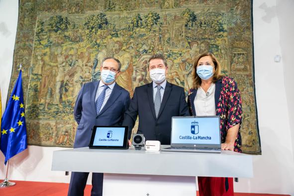 La Consejería de Hacienda y Administraciones Públicas ha entregado 57.000 dispositivos electrónicos a 1.110 centros educativos de la región
