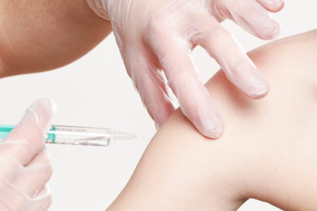 Los farmacéuticos se ofrecen para desmentir bulos, dar información fiable y colaborar en programas de adherencia y farmacovigilancia sobre vacunas