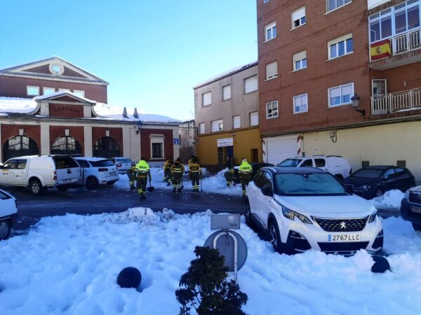 Hoy han llegado a Tarancón varios efectivos de GEACAM y BRIF para ayudar en las tareas de retirada de nieve y limpieza del municipio tras el paso del temporal Filomena