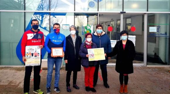 La Asociación Española de la Lucha contra el Cáncer, junta local de Tarancón, recibe la recaudación de la inscripción de la V San Silvestre, esta edición virtual del CD Atletismo Tarancón