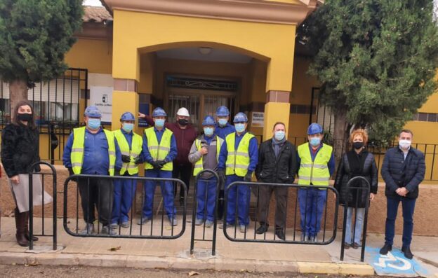 La Junta ha facilitado la contratación de diez personas en la localidad de San Clemente a través del programa RECUAL