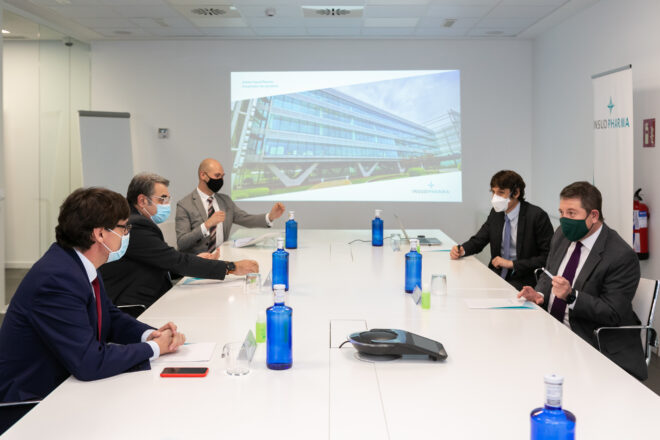 Illa visita el grupo farmacéutico Insud Pharma, que fabricará en España los viales de la vacuna de AstraZeneca