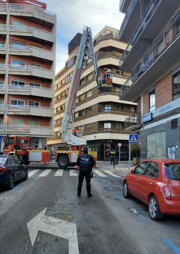 El Ayuntamiento pide extremar la precaución ante el riesgo de desprendimiento de carámbanos de hielo desde tejados y cornisas