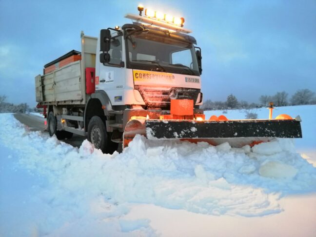 La Diputación de Cuenca ha movilizado 40 vehículos para limpiar la nieve que se acumula en la provincia