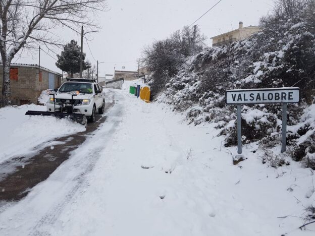 La Diputación en colaboración con GEACAM, empresa pública del Gobierno regional, limpia la nieve en la Serranía y la Alcarria