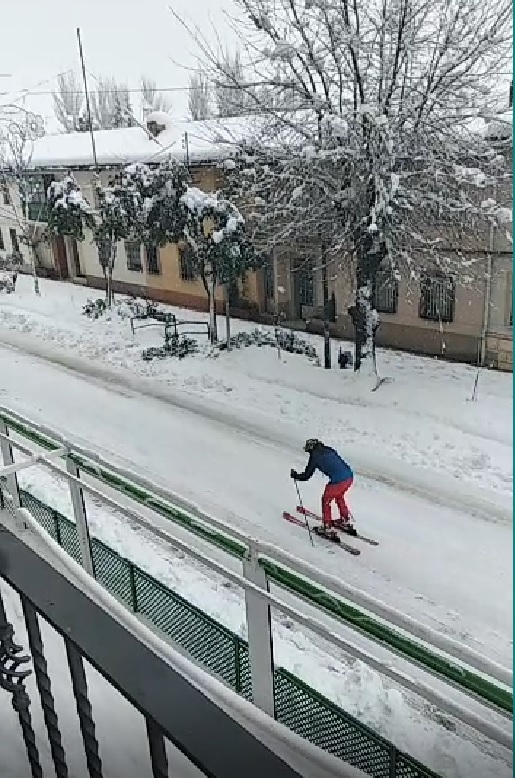 El temporal de nieve caído en Tarancón ha convertido en pistas de esquí diversos tramos de la Avda. Miguel de Cervantes, los hay que se lo toman con buen humor