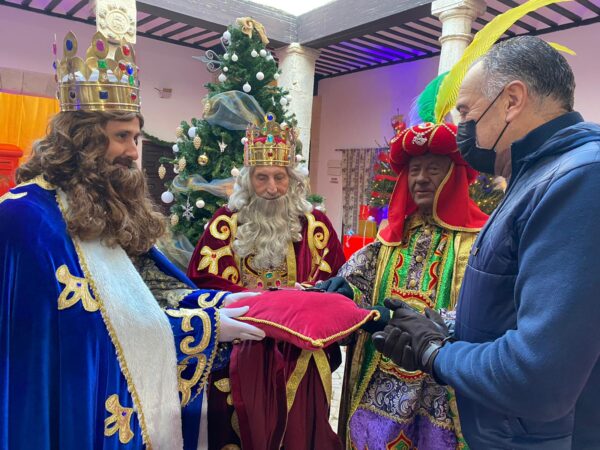 Los Reyes Magos recibieron las llaves de Tarancón de manos del primer edil en la víspera de la festividad, y recorrieron todos los barrios del municipio