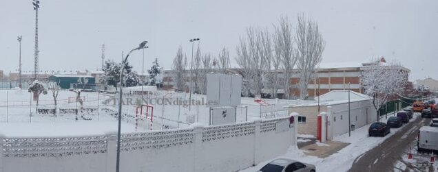 La nieve sigue acumulándose en Tarancón, y el Ayuntamiento ha reforzado con 2 máquinas quitanieves y varios efectivos