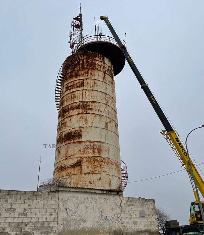 El Ayuntamiento de Tarancón retira los antiguos depósitos de agua ya en desuso junto al cementerio